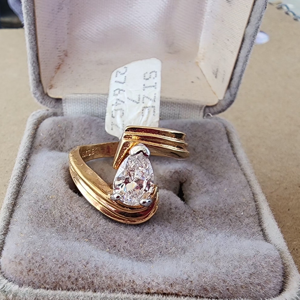 Vintage 18kt GE ring Size 7  Cubic Zirconia.